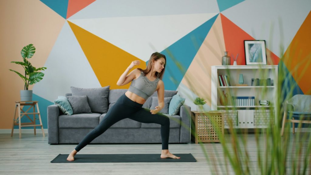Séance de coaching sportif à domicile dans un salon