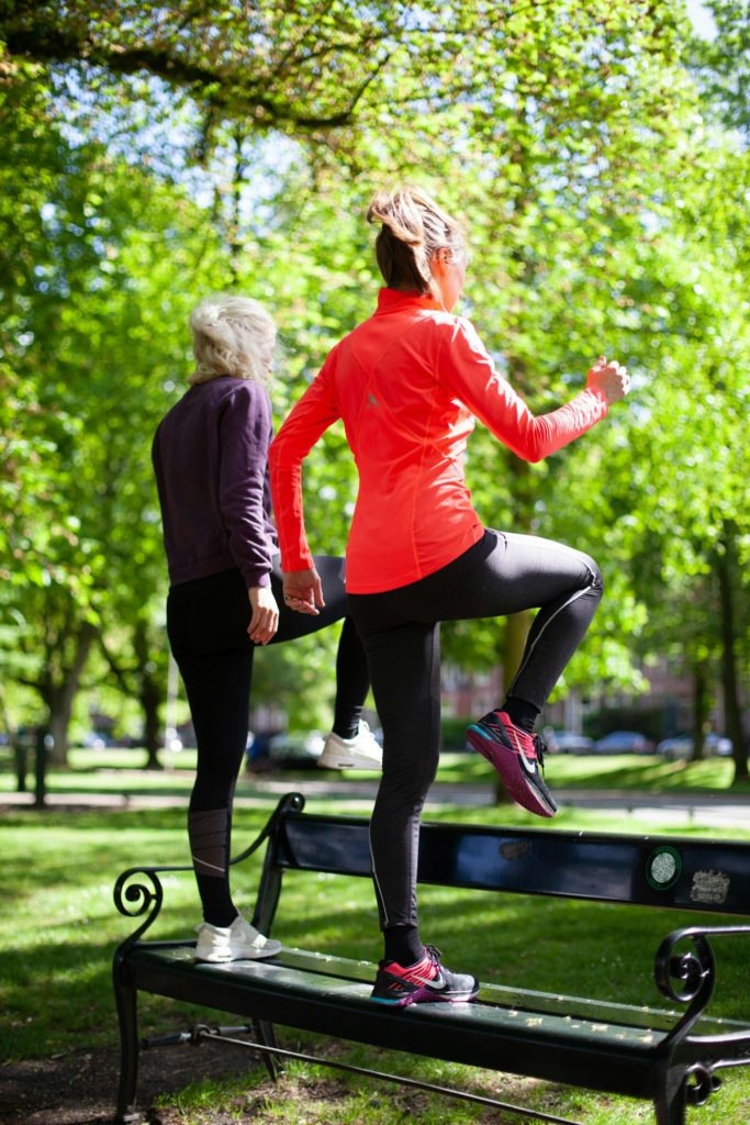 Séance de coaching sportif en extérieur dans un parc