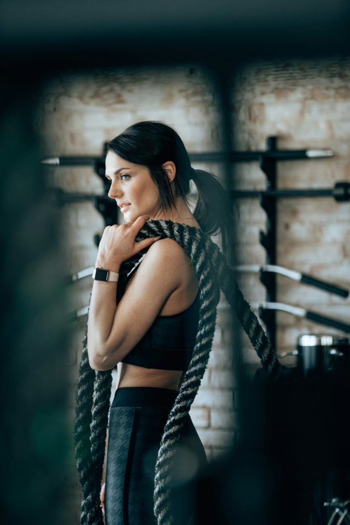 Exercice de HIIT avec cordes ondulatoires