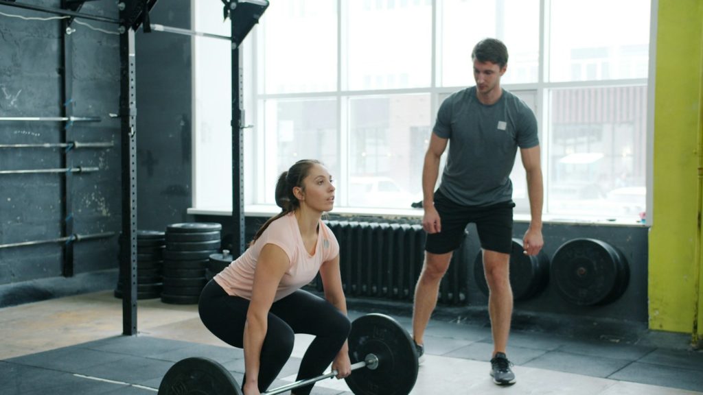 Exercice de renforcement musculaire : soulevé de terre avec barre